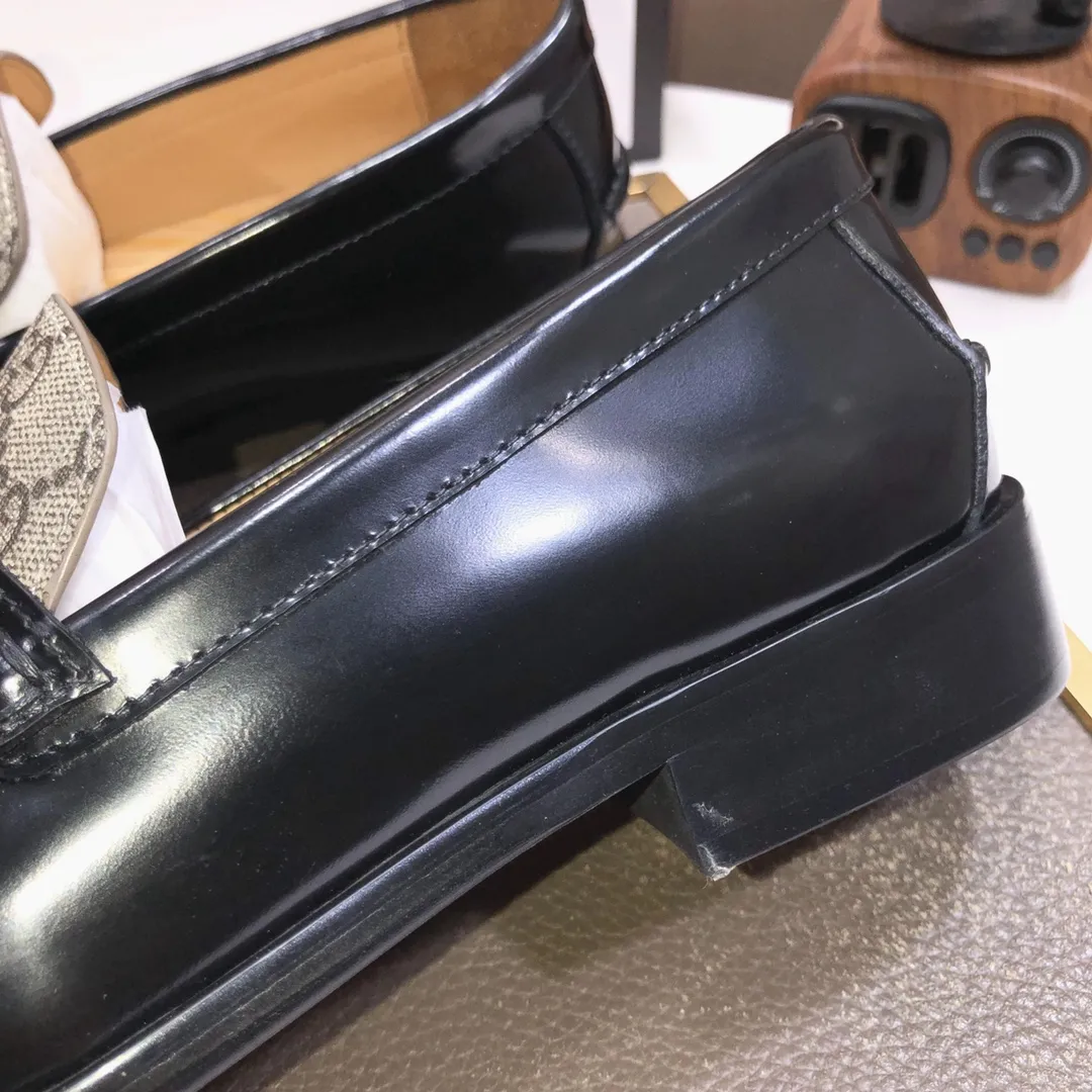 Factory batch 580💰Italy’s top luxury men’s shoe giant (GUCCI) (Gucci) (full cowhide lining) new arrival🍃Original European style🔰 Pleasant to the eye😍In order to make the shoes more durable and non-deformable🌀The production continues to follow traditional methods but there is still no lack of innovation💪Select original cowhide for the leather♻️Smooth, natural and extra bright⭐Made of imported cowhide The rich man’s first choice 38-45 (45 customized)